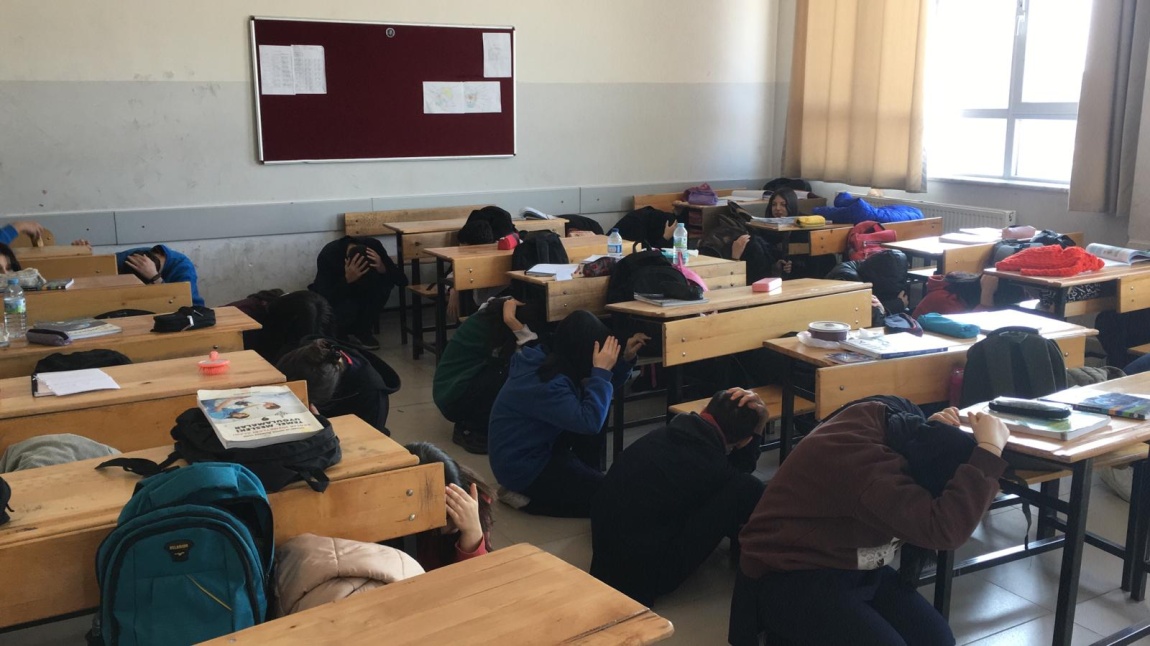 Öğrencilerimize, Ankara İl Afet ve Acil Durum Müdürlüğü (AFAD) tarafından Deprem Farkındalık Eğitimi Verildi