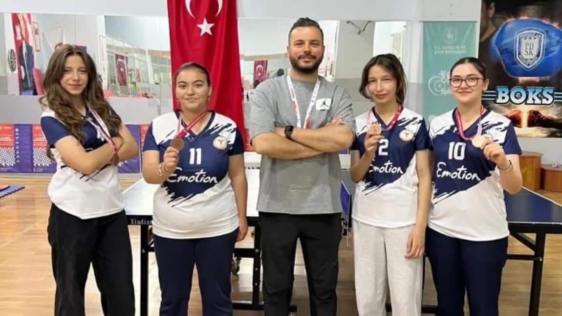 KIZ MASA TENİSİ TAKIMIMIZ İLÇE ÜÇÜNCÜSÜ OLDU